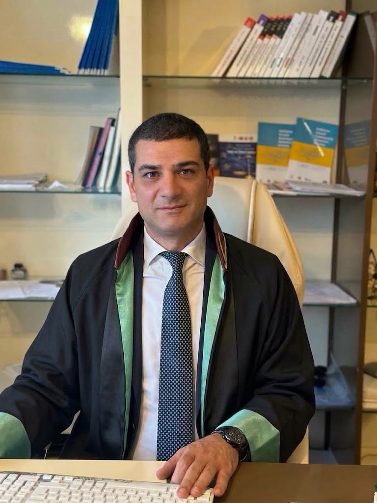 Av. Mesut Özkan’ın bürosundaki portresi